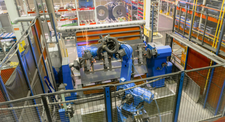 焊接过程中的机器人。现代焊接生产。